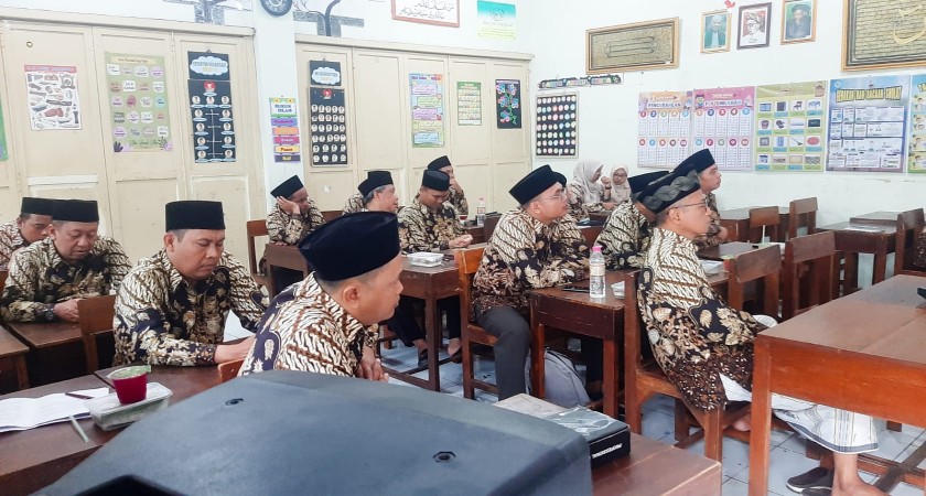 Rapat Koordinasi Terkait Profil Capaian Kelas MI Qudsiyyah oleh Wakil Kepala Bagian Kurikulum